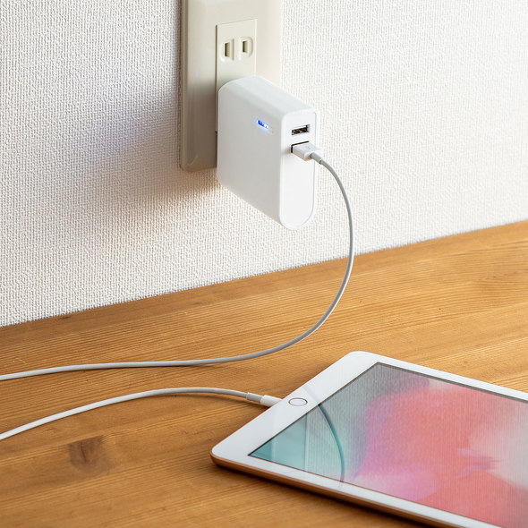 チャージャーも兼ねてくれるモバイルバッテリーは、端末への充電が終われば自動的に本体の充電も開始する「パススルー充電対応」がおすすめ