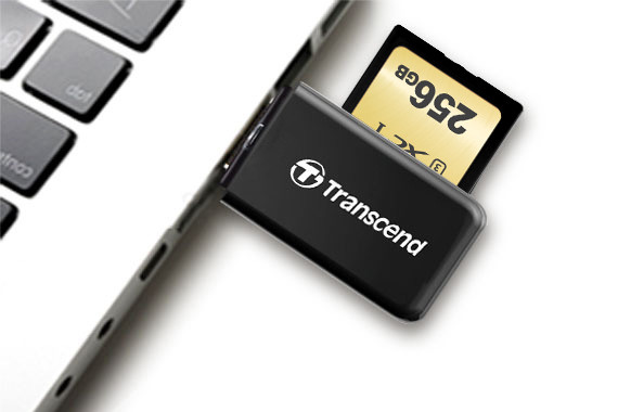 USB端子に直結するタイプのメモリーカードリーダー（トランセンドの「RDF5」）