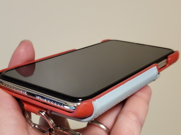 ディスプレイ側も保護したいなら、手帳型一択というわけでも。ただし、ガラスフィルムによってはケースと干渉することもあるので、ケースを選ぶ際は慎重に