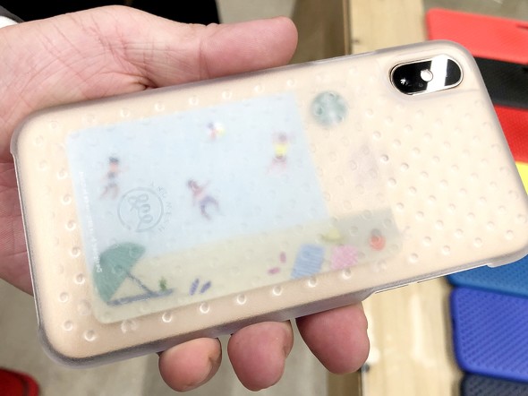 交通系ICカード派にうれしい、カード収納型ケース。透けて見えないタイプなら、Apple Payを使っているように見えるかも