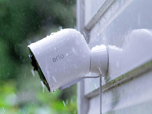 屋外設置なら防水機能は必須です。画像は「Arlo Ultra」