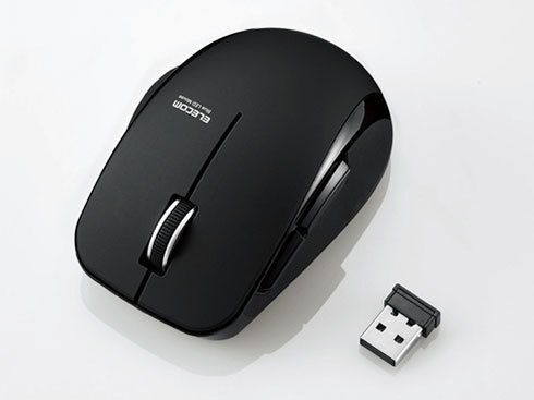 マウスの横にあるのがUSBレシーバー。2.4GHz方式では必須ですが、Bluetooth接続の場合はパソコンが対応していれば必要ありません