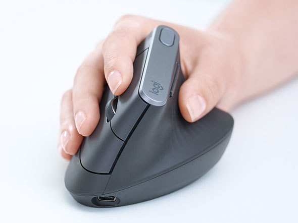 手の負担を減らせるエルゴノミクスマウスは人気ですが、そのぶん大きく持ち運びには向きません
