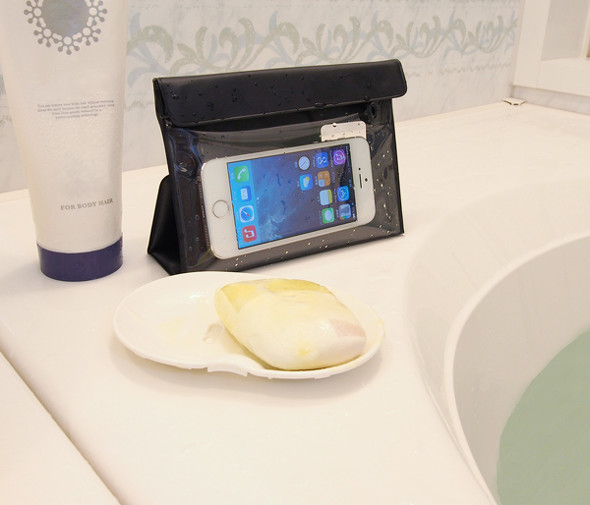 お風呂場で使うならソフトケースタイプが手軽で便利。製品は藤本電業の「ブック型防水ケース」