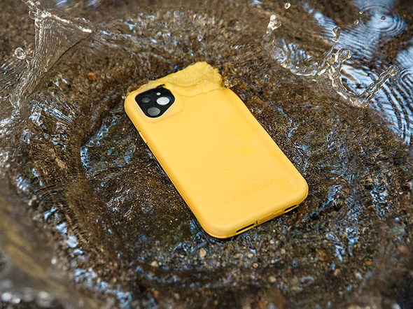防水iPhoneケースの利用イメージ。製品は「LIFEPROOF FRE for iPhone 11」