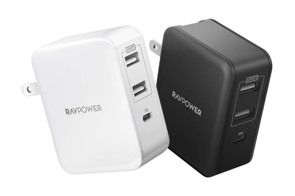 まだまだ多数派のUSB Type-Aポートも搭載していれば、従来の機器も同時に充電できる。写真は「RAVPower RP-PC060」