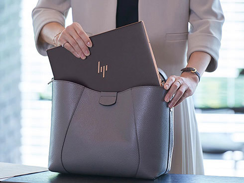 20万円前後のノートパソコンには、13型クラスで1kg程度のモバイルノートから、さらに高性能な15型以上のモデルがそろいます