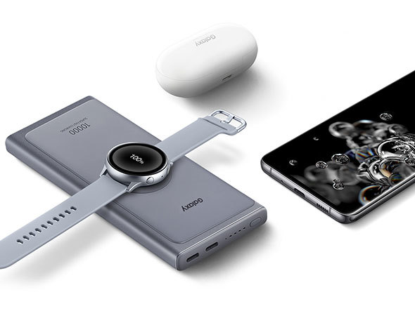ワイヤレス充電に対応したサムスン電子のモバイルバッテリー。Galaxyだけでなくワイヤレス充電が可能なiPhoneやウェアラブル機器も充電できる