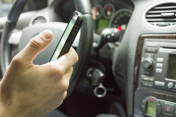 「iPhone」を車内で使うためのアクセサリー3選