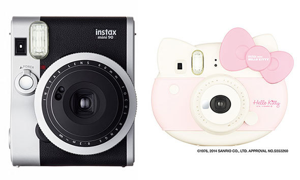 チェキ「instax mini 90 ネオクラシック」（左）とチェキ「instax mini HELLO KITTY」（右）