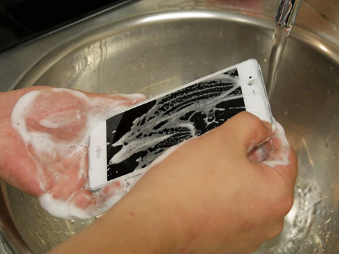 「洗えるスマホ」の選び方　ハンドソープで洗える4選機種