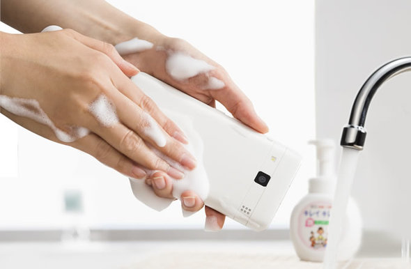 京セラは洗えるスマホをいち早く製品化したメーカー。同社の「DIGNO L」製品情報サイト