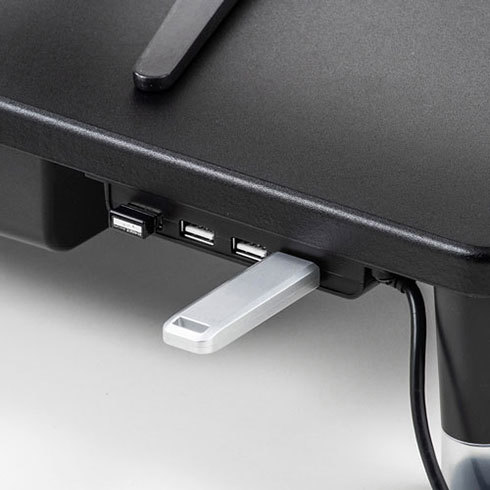 机上ラックにはUSBハブや電源タップが付いたモデルも