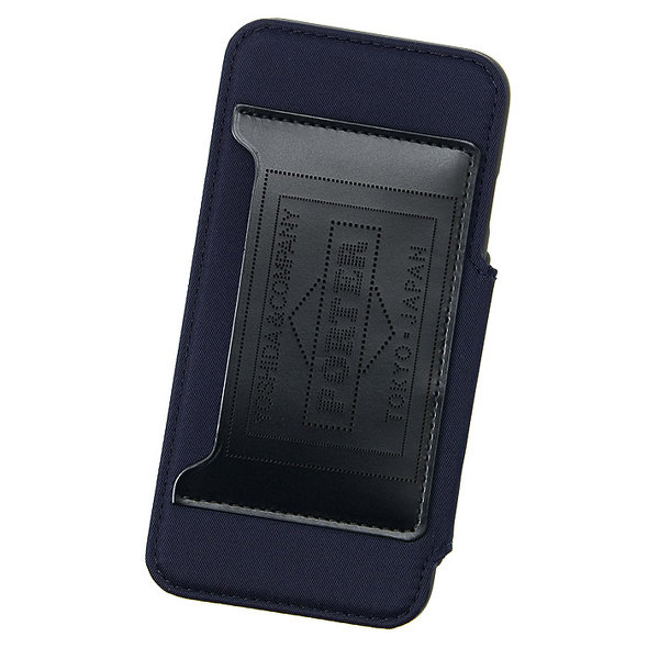 「PORTER Air Jacket for iPhone 7 / 8」。さり気なく入るブランドロゴは、デザインに溶け込み、主張しすぎないことから上品な印象ですね