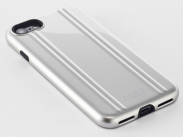 写真は「ZERO HALLIBURTON Hybrid Shockproof Flip Case for iPhoneSE(第2世代) 」。素材感が良いと、センスも良く見えますね