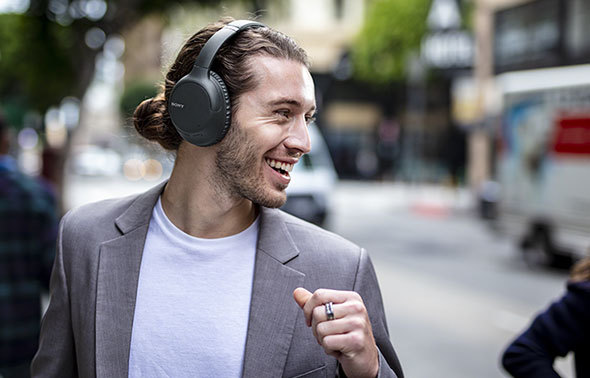 ワイヤレスモデルは屋外でも軽快に音楽を楽しめる(写真はソニー「WH-CH710N」)