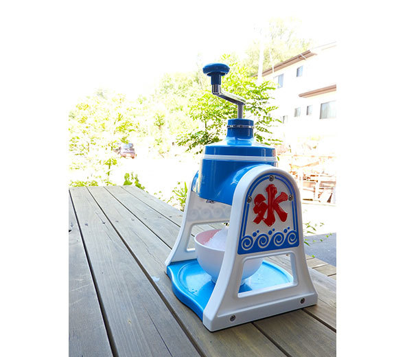 昔ながらの手動式かき氷器