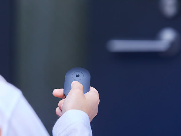 スマホを持たない人へのアイテムがオプションとしてあれば、より便利です。（写真はQrio Lockのプレスリリースより）