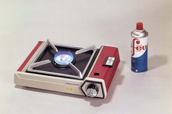 カセットコンロ誕生から約50年。安全性能もどんどんと進歩しています。画像は、初代「イワタニホースノン・カセットフー」