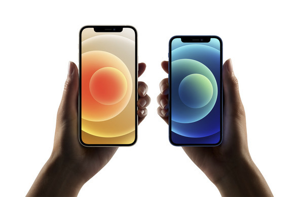 「iPhone 12」(左)と「iPhone 12 mini」(右)