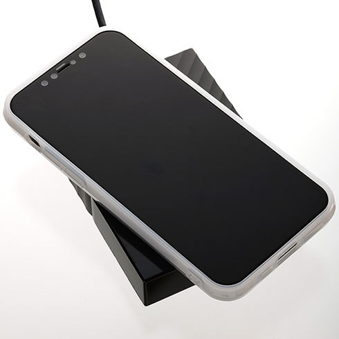 ワイヤレス充電やタッチ決済に対応していれば、iPhone 12 miniの機能をフルに生かせます。画像は「HEXAGON EYLE Carat」