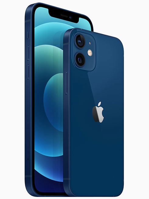 5.4型ディスプレイの「iPhone 12 mini」(手前)と6.1型でひと回り大きいiPhone 12(奥)