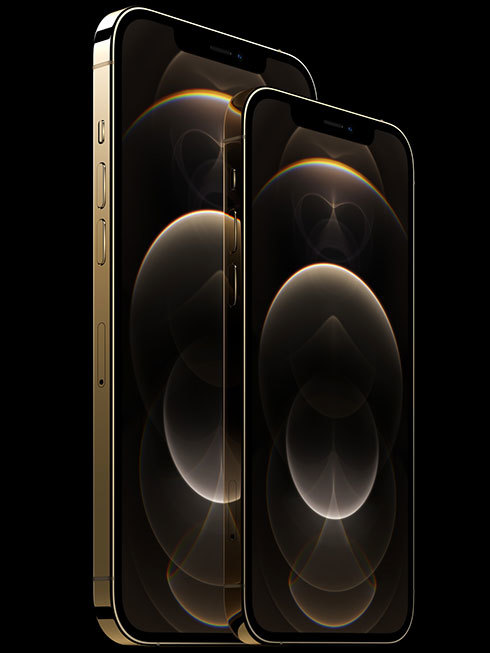 6.7型ディスプレイの「iPhone 12 Pro Max」(奥)と6.1型でひと回り小さいiPhone 12 Pro(手前)