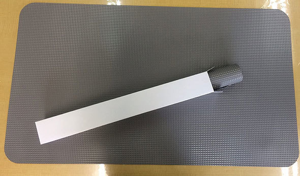 フィットネスバイクを使用する際にはマットなどを使用して床の破損を防ぎましょう。写真は共和ゴムの「フィットネスバイク用マット」