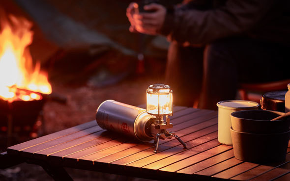 手のひらサイズのガスランタン「MICRO CAMP LANTERN」