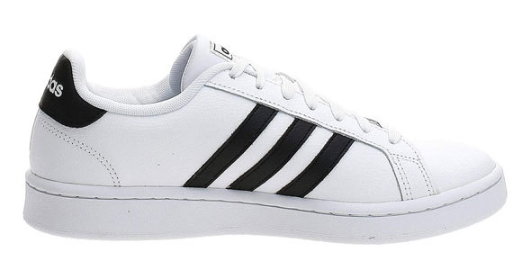 アディダス(adidas)のスニーカー