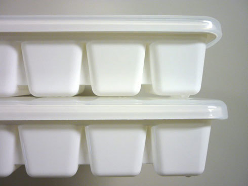 製氷皿:シリコン製か、プラスチック製か