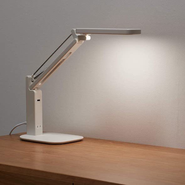 無印良品「電源がつかえるデスクライト ベース付」