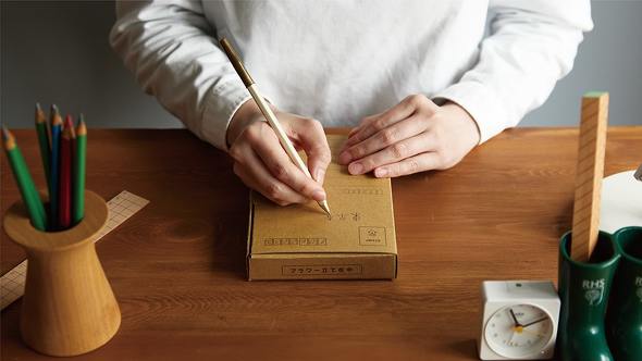 210円切手を貼ればポストに投函し、普通郵便として送ることができます