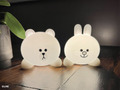 【付録】LINE FRIENDSの「ブラウン」と「コニー」がお部屋ライトシリーズに登場　ころんと寝ころんだ姿がかわいい！