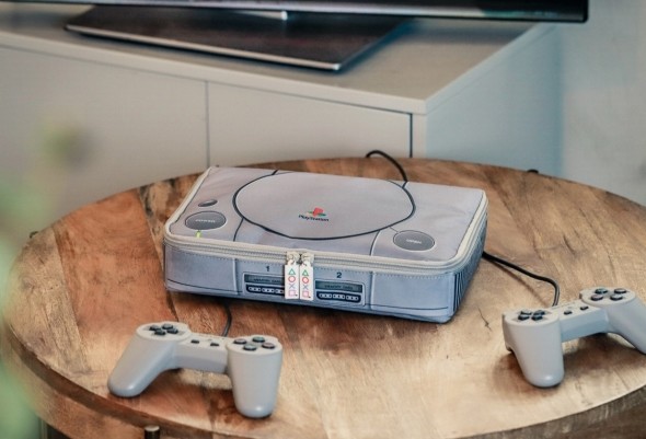 「初代PlayStationの原寸大マルチポーチ付きBOOK」