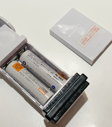 単3電池×2(別途用意)をセット!