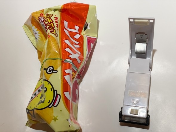 食べかけのポテトチップス。輪ゴムで止めてあります
