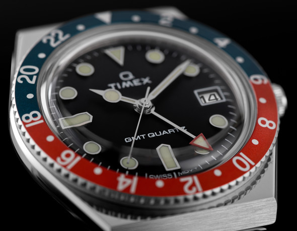 ペプシカラーのアルマイト加工が施された「Q TIMEX GMT」