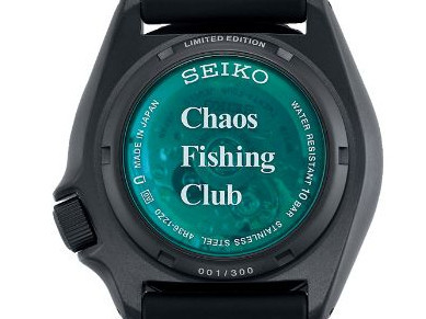 「カオス フィッシング クラブ」のロゴとシリアルナンバーが印字された裏ぶた