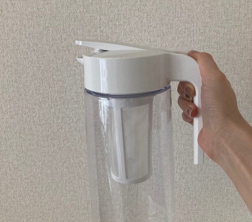 ニトリ「たてよこ置けるワンプッシュ冷水筒 茶こし付き(2.1L)」