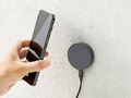 スマートデザインの「MagSafe対応ワイヤレス充電器」が登場 マグネットでiPhoneに簡単取り付け! 壁・卓上に固定もできる