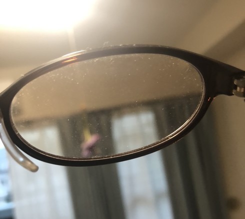 ほこりをかぶった眼鏡