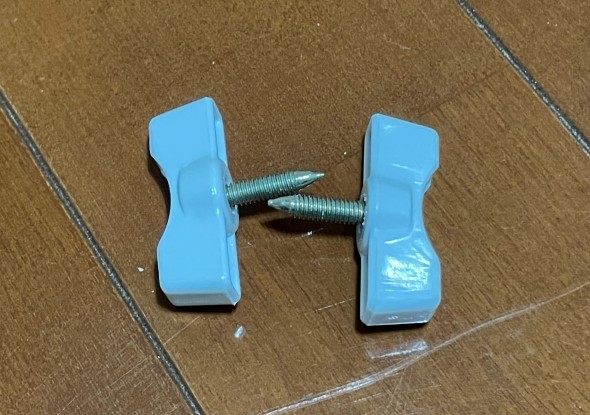 付属の固定用ネジ