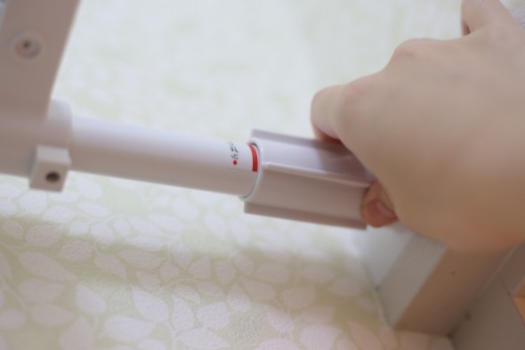固定用ネジをとめたら、今度はグリップを「つっぱり」方向に回します