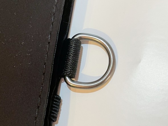 チェーンを付けられるリング付き