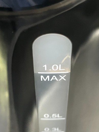 「1.0L MAX」まで水を注ぎ……