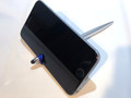 【文房具】スマホスタンド、タッチペン、ボールペンの3WAYで使える「ラポルタ スマタテペン」が便利 動画の視聴にもぴったり