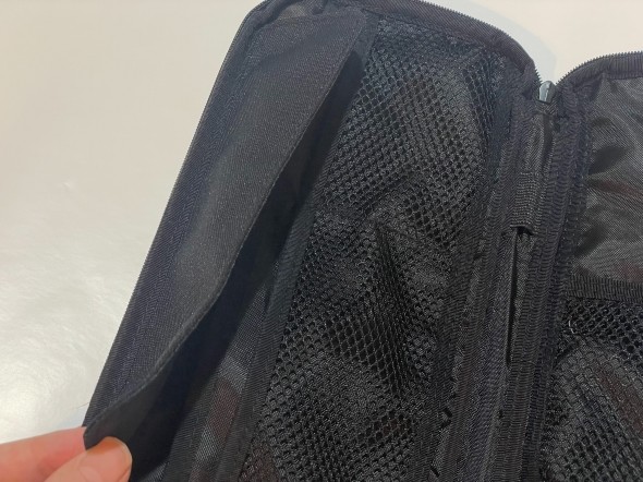 片側は、カバーがあることによって中身が出ないようになっています