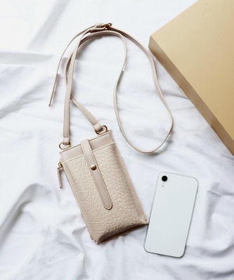3COINS「クロコ柄スマホショルダーバッグ」