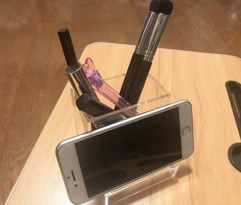 無印良品「アクリルスマホ小物スタンド」